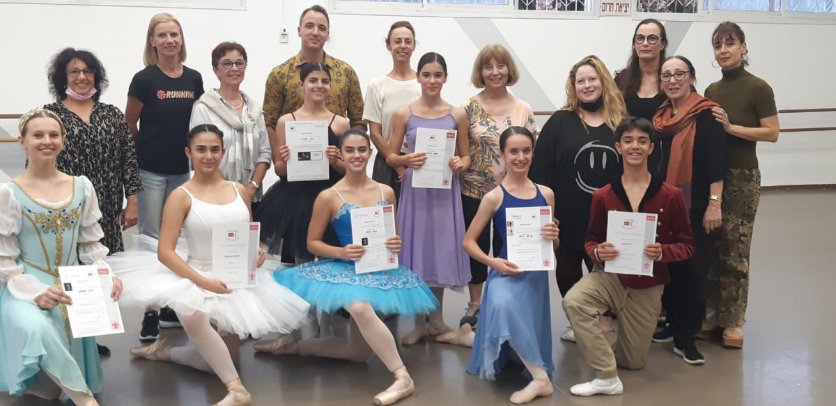 הזוכים שלנו הראל ארוש מימין ובמרכז (בכחול) נועה פסמן. קרדיט - מירב דורפמן