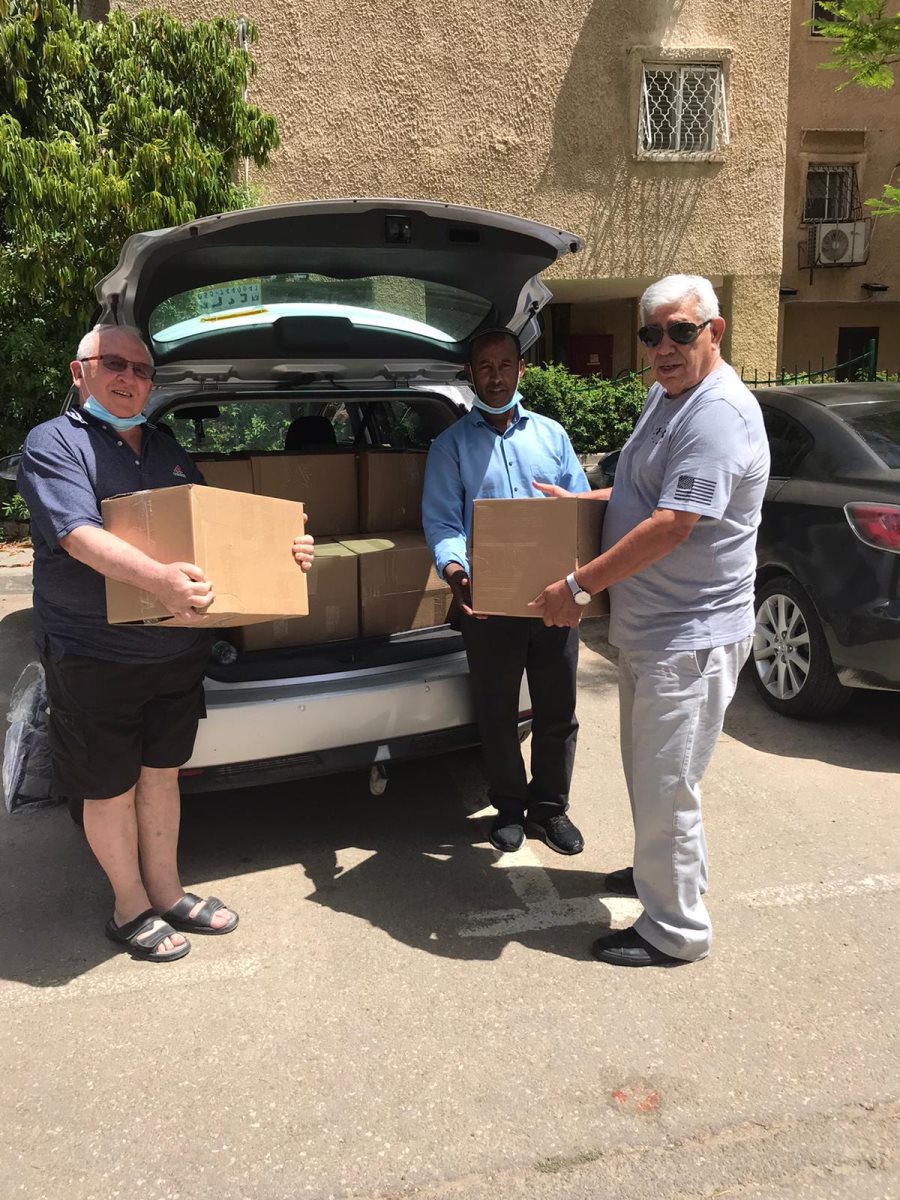 חלוקת חבילות מזון לנזקקים. קרדיט - צילום פרטי