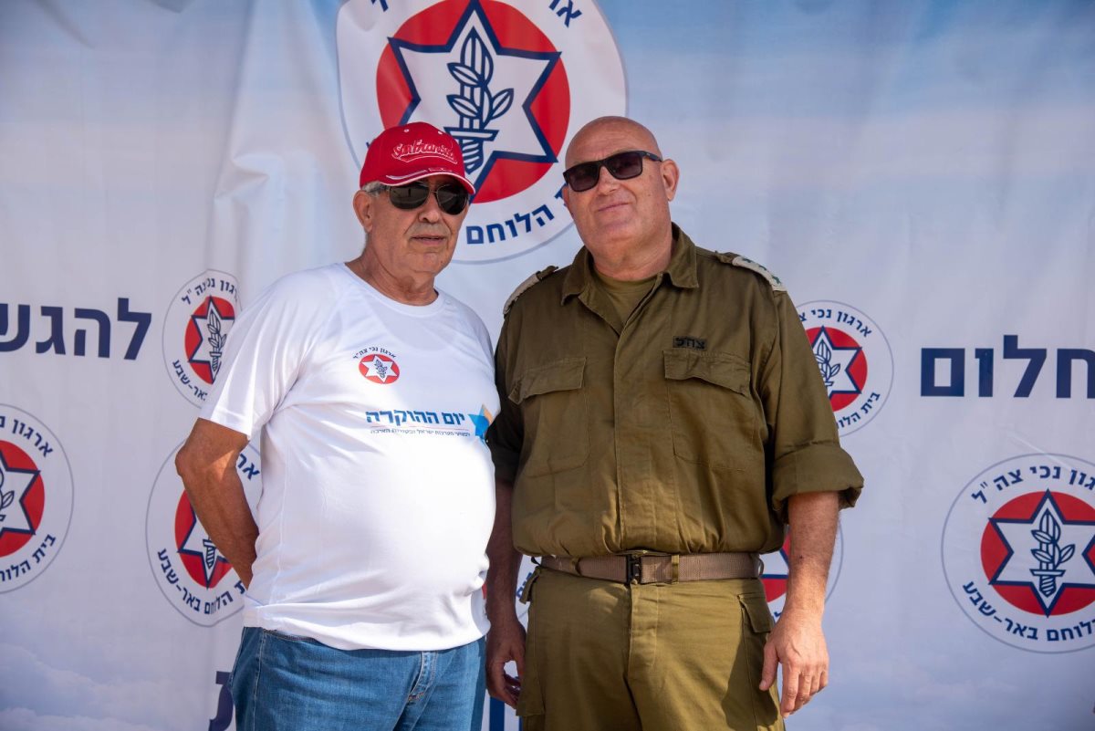 שמעון (משמאל) בטקס סיום צעדת הנכים. קרדיט - צילום פרטי