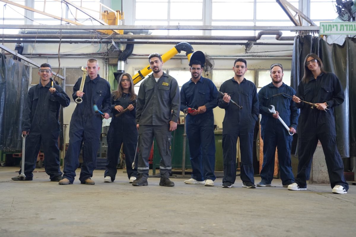 תלמידי תיכון עתיד באר שבע במפעל מכתשים. קרדיט - גדי סול