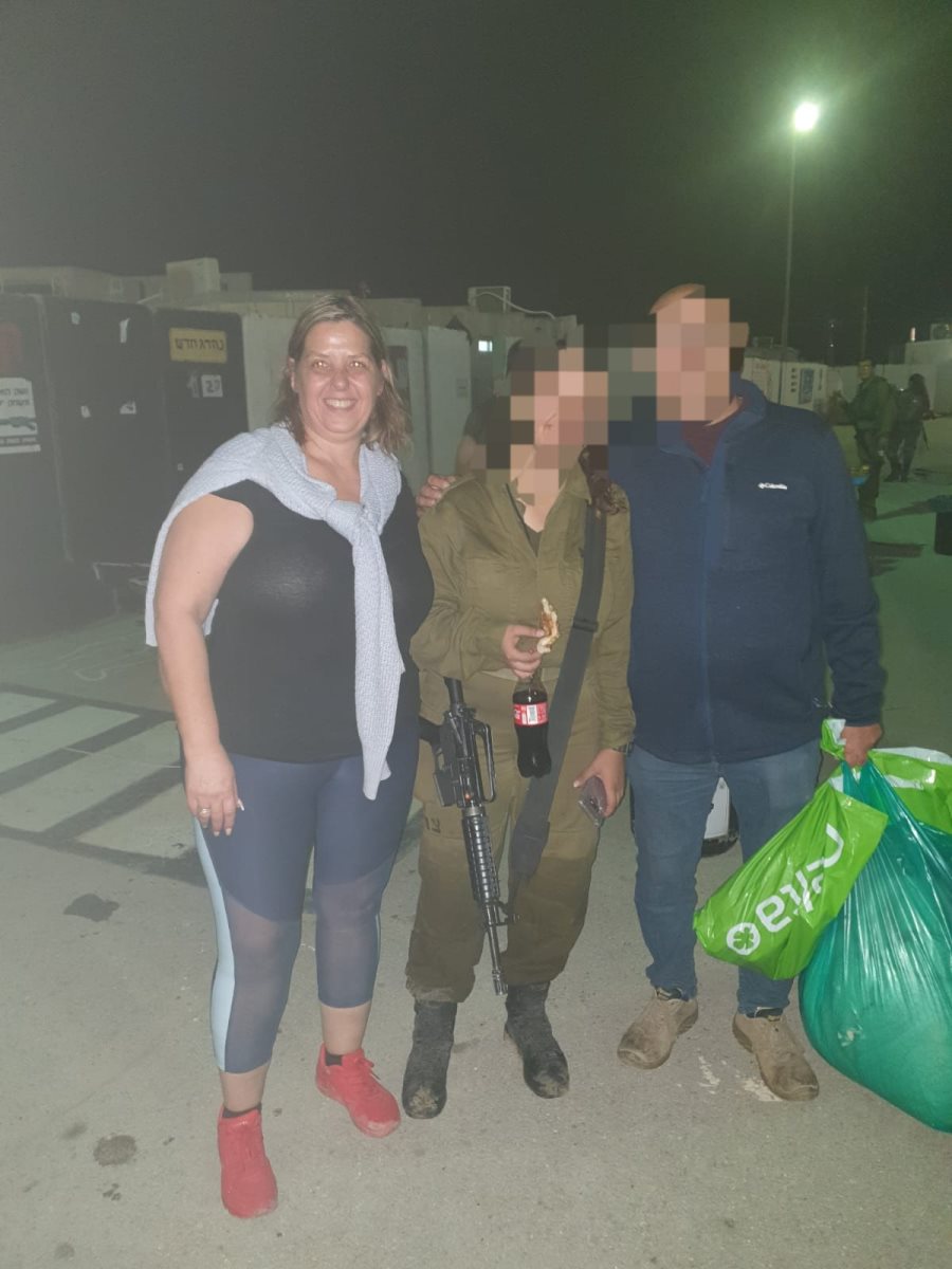 פזית יחד עם ביתה ובעלה בסיום מסע הכומתה. קרדיט - צילום פרטי