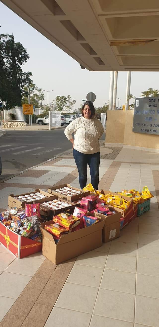 למען הצוותים הרפואיים, פזית לצד משלוחי הפרחים. קרדיט - צילום פרטי