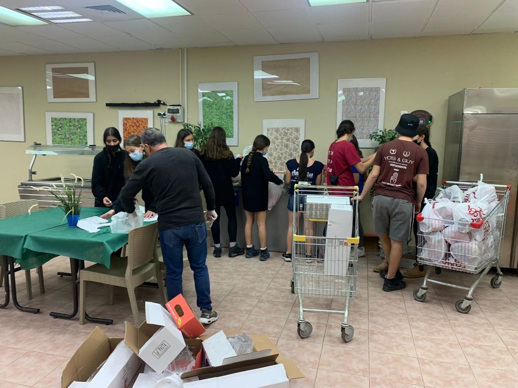 בזמן התנדבות בבית תמחוי בדימונה. קרדיט - דוברות הצופים