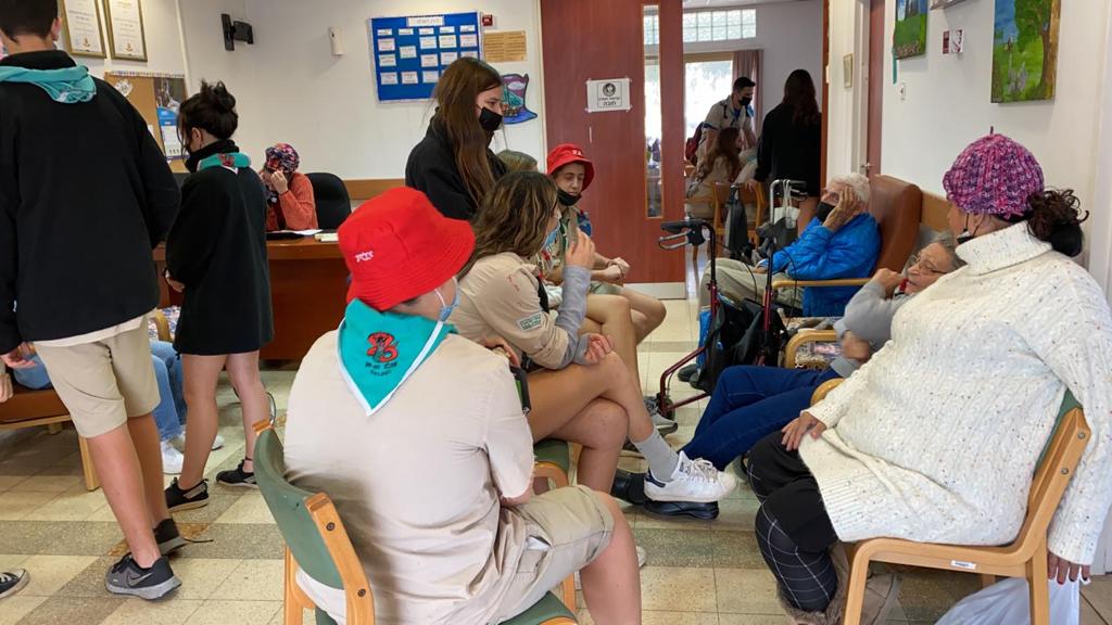 פעילות עם הגיל השלישי במרכז יום לקשיש במצפה רמון. קרדיט - דוברות הצופים