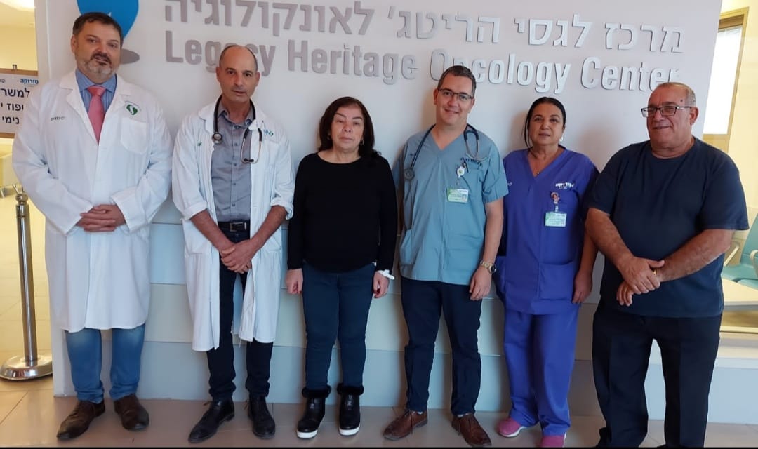 מרצדס קריאף ובעלה יחד עם צוות מרכז לגסי הריטג' לאונקולוגיה בסורוקה צילום: דינה פרנקל- סורוקה