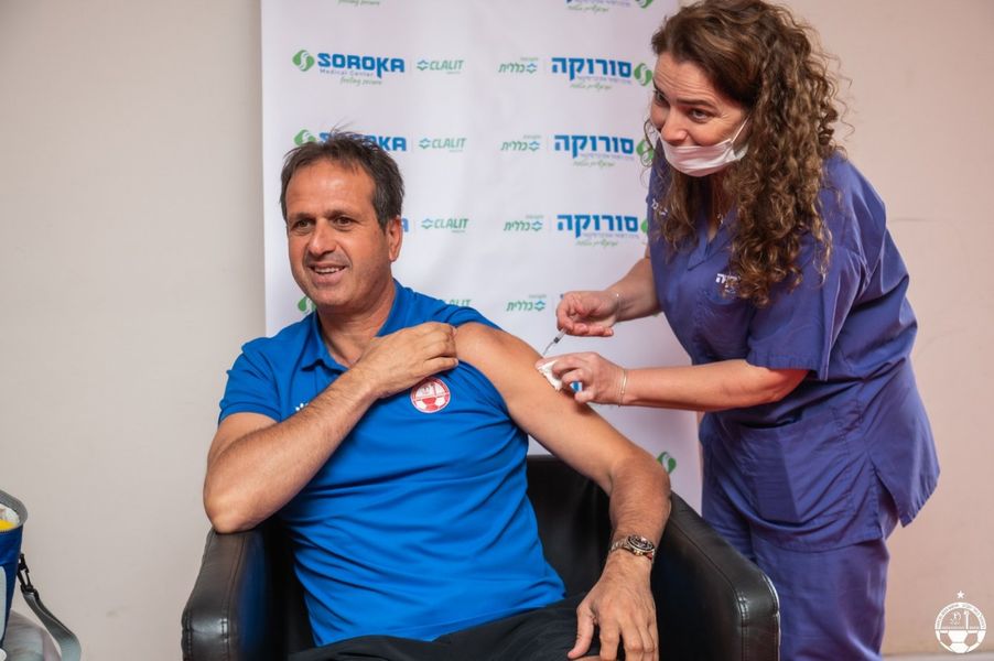 גם רוני לוי הגיע להתחסן. קרדיט - דוברות סורוקה