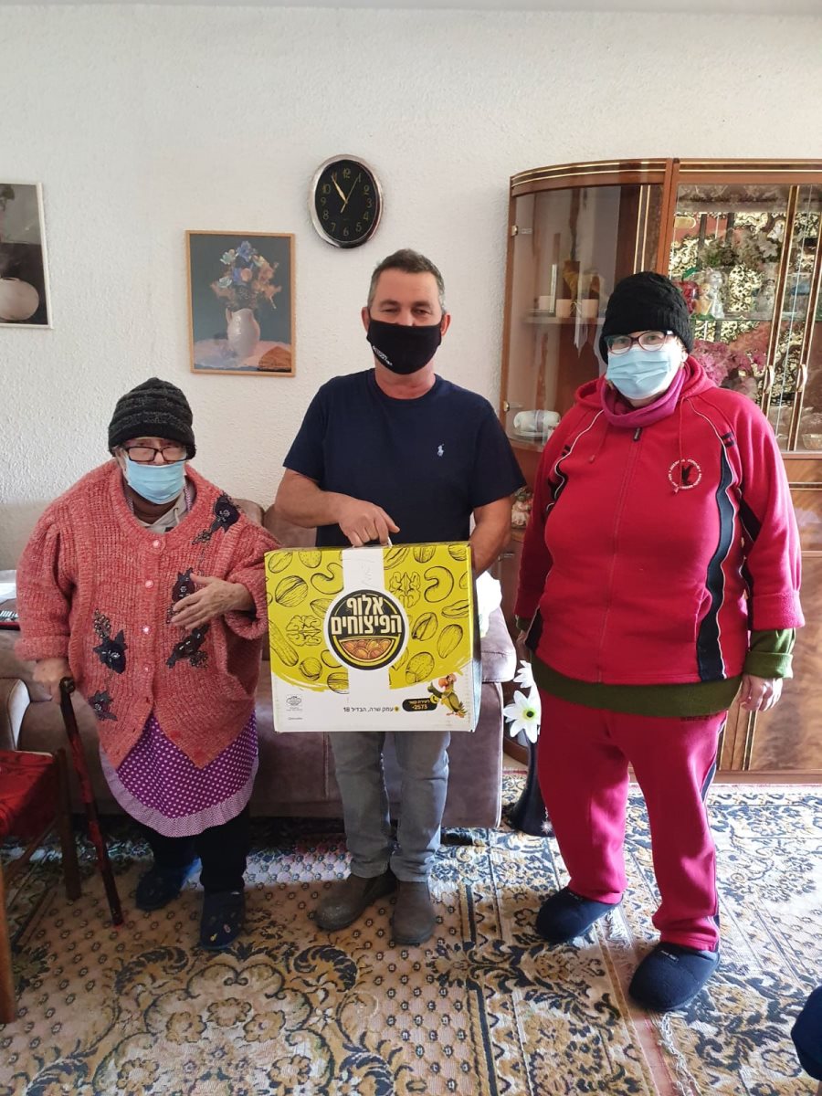 חלוקת שי לניצולי שואה | צילום: ירון בוחבוט 