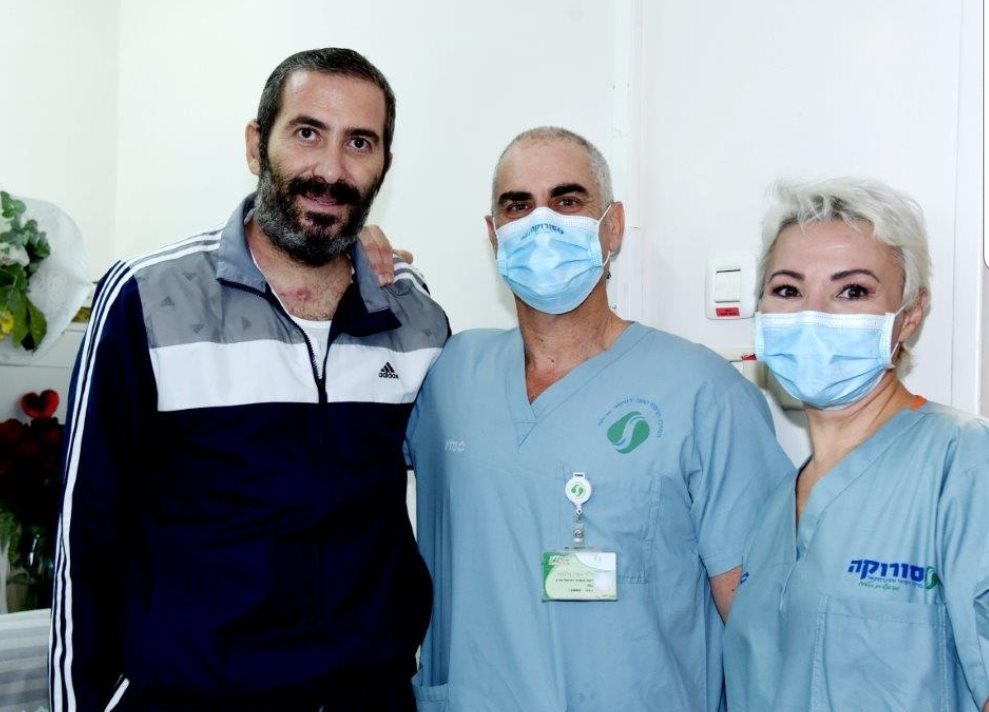 שאדי חאזן יחד עם האחות האחראית אילנה פוחיס וד״ר אורי גלנטה | צילום: דינה פרקנל, סורוקה 