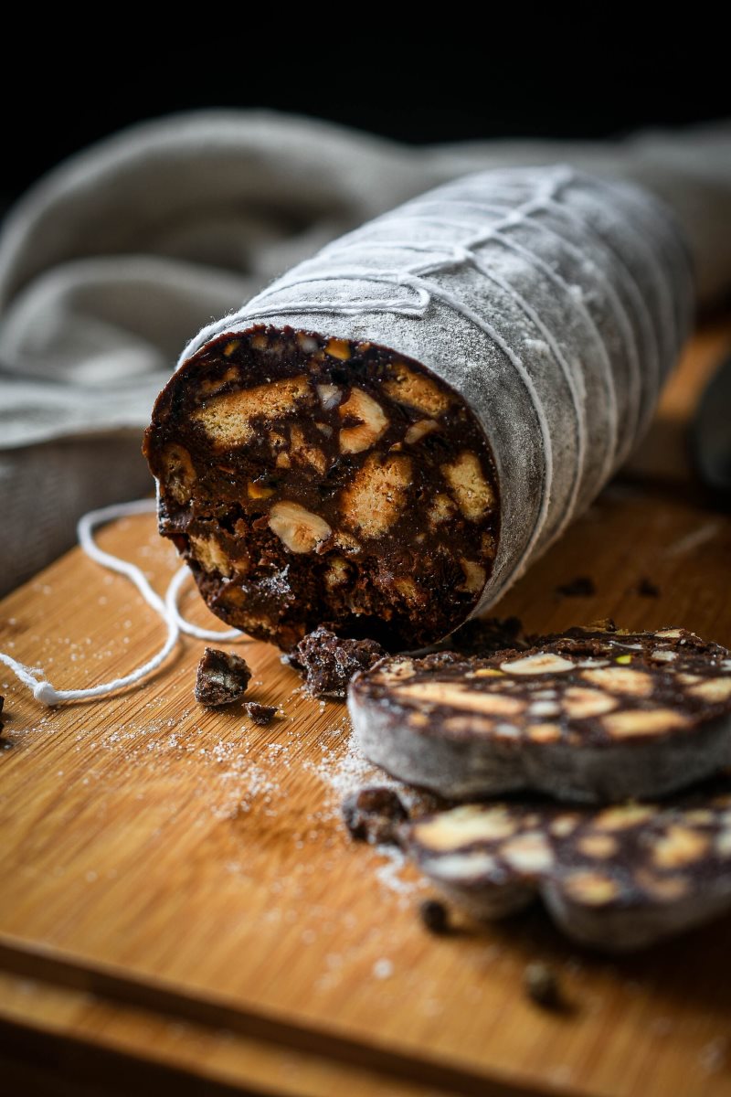 קינוח פודינג שוקולד עשיר שהתחפש לנקניק | צילום: סטודיו TEKA 