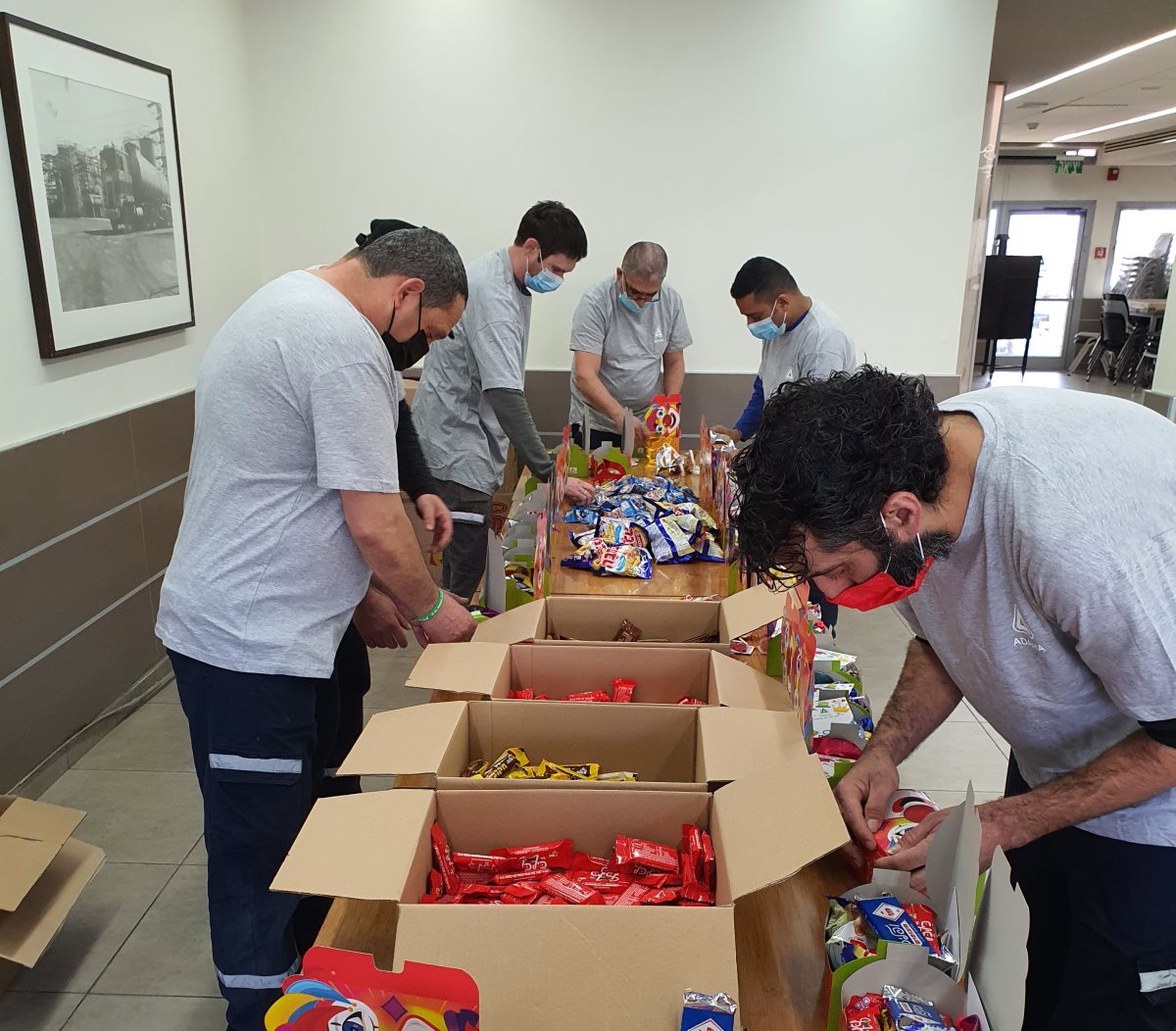 עובדי אדמה אורזים משלוחי מנות לילדי באר שבע | צילום פרטי