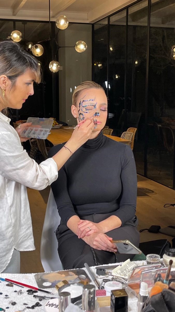 אורטל אלימלך פוני מאפרת את יעל בר זהר | צילום פרטי 