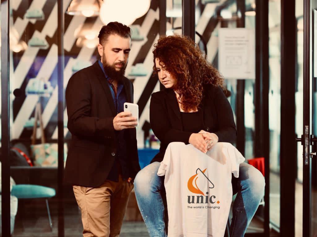 יחד עם אחיה ושותפה לעסק, עומרי לובל. קרדיט צילום אחר