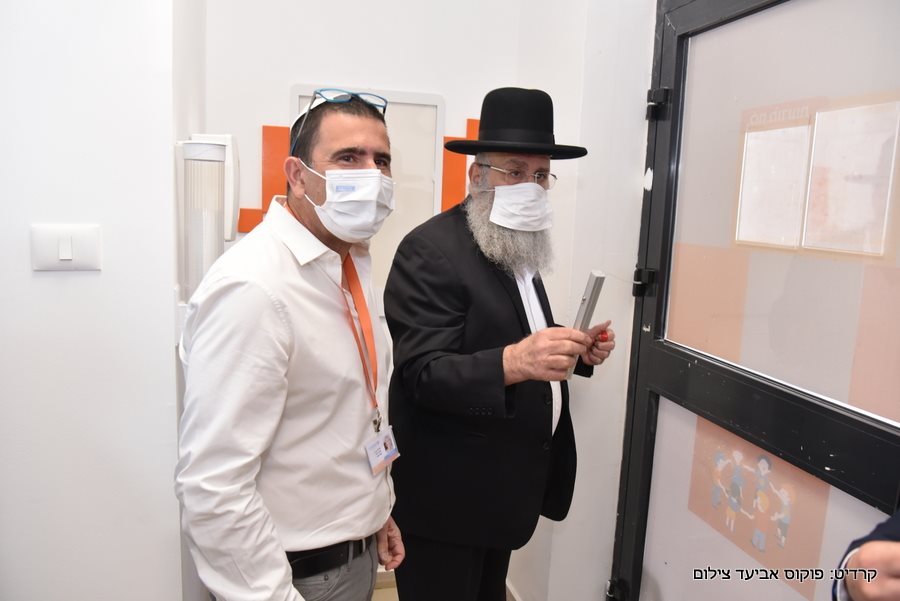 הרב פנחס כהן קבע את המזוזה עם מנהל מחוז דרום במאוחדת דני מושיוב. קרדיט צילום: פוקוס אביעד צילום