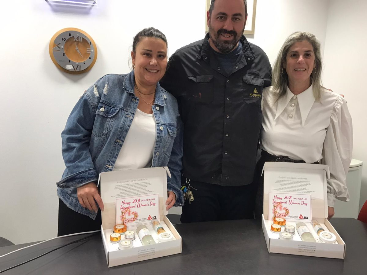 אילנה, אסף ואושרית ממועצת העובדים מציגים את הערכה האיכותית של "חלב בראשית". צילום יח"צ