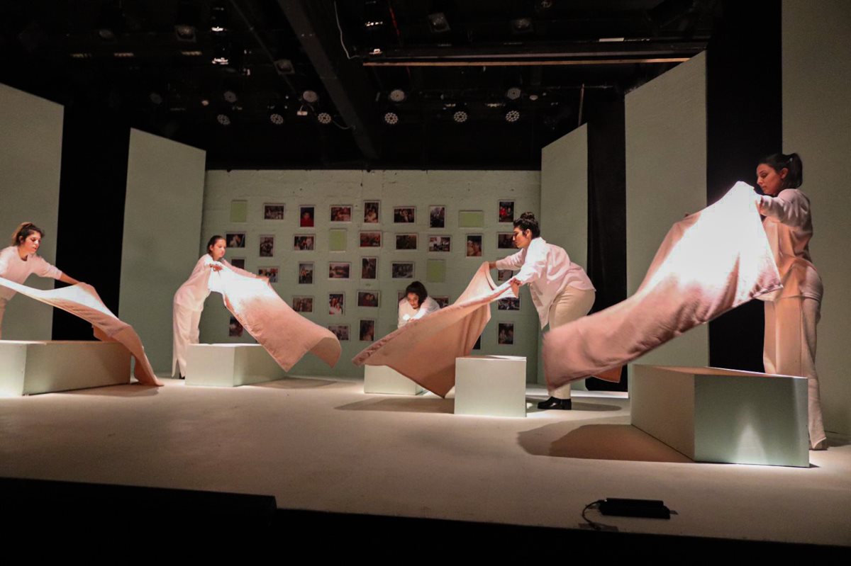 מתוך ההצגה משוגעת של גודמן בית הספר למשחק. צילום סהר רקין