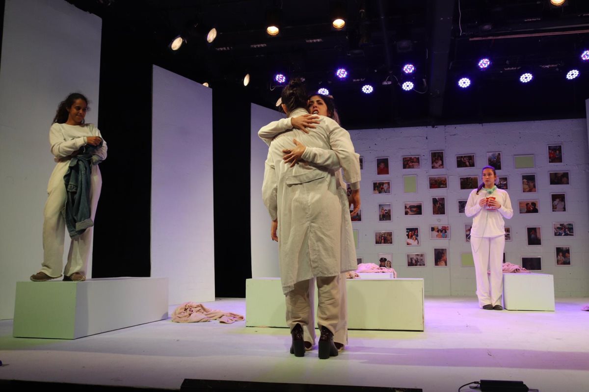 מתוך ההצגה משוגעת של גודמן בית הספר למשחק. צילום סהר רקין