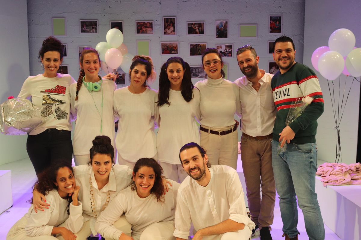 קאסט ההצגה משוגעת של גודמן בית הספר למשחק עם הבימאית עדינה חיימיס. צילום סהר רקין