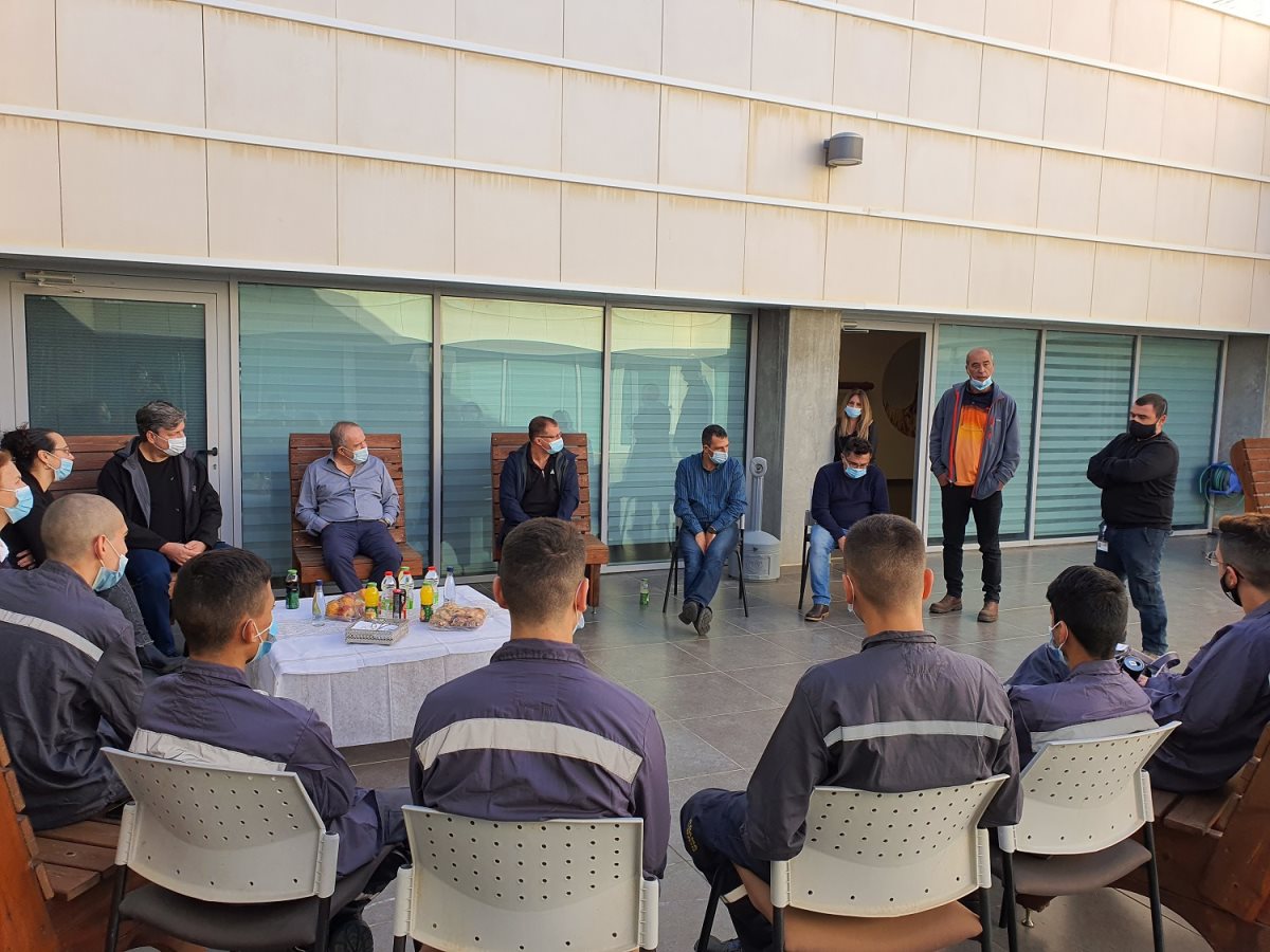 באדיבות אדמה מכתשים