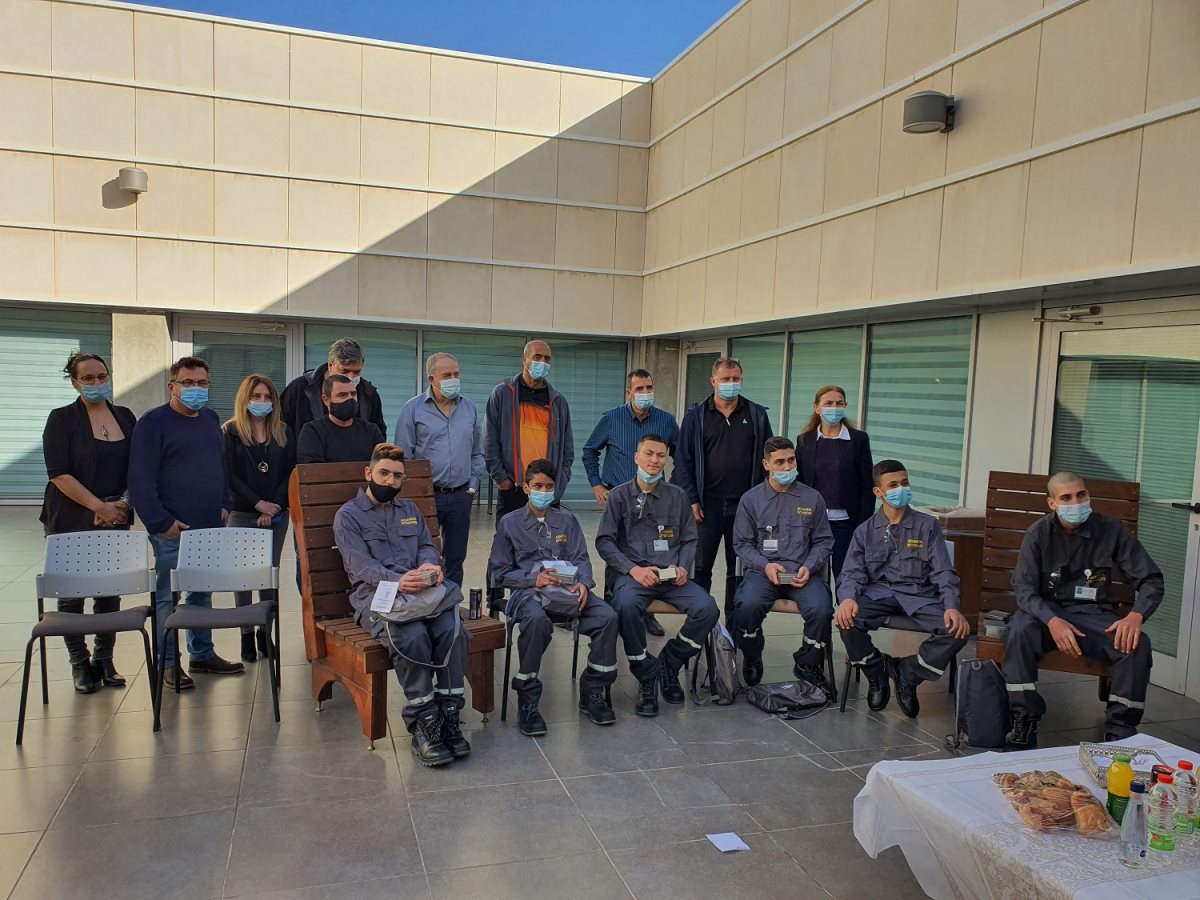 באדיבות אדמה מכתשים