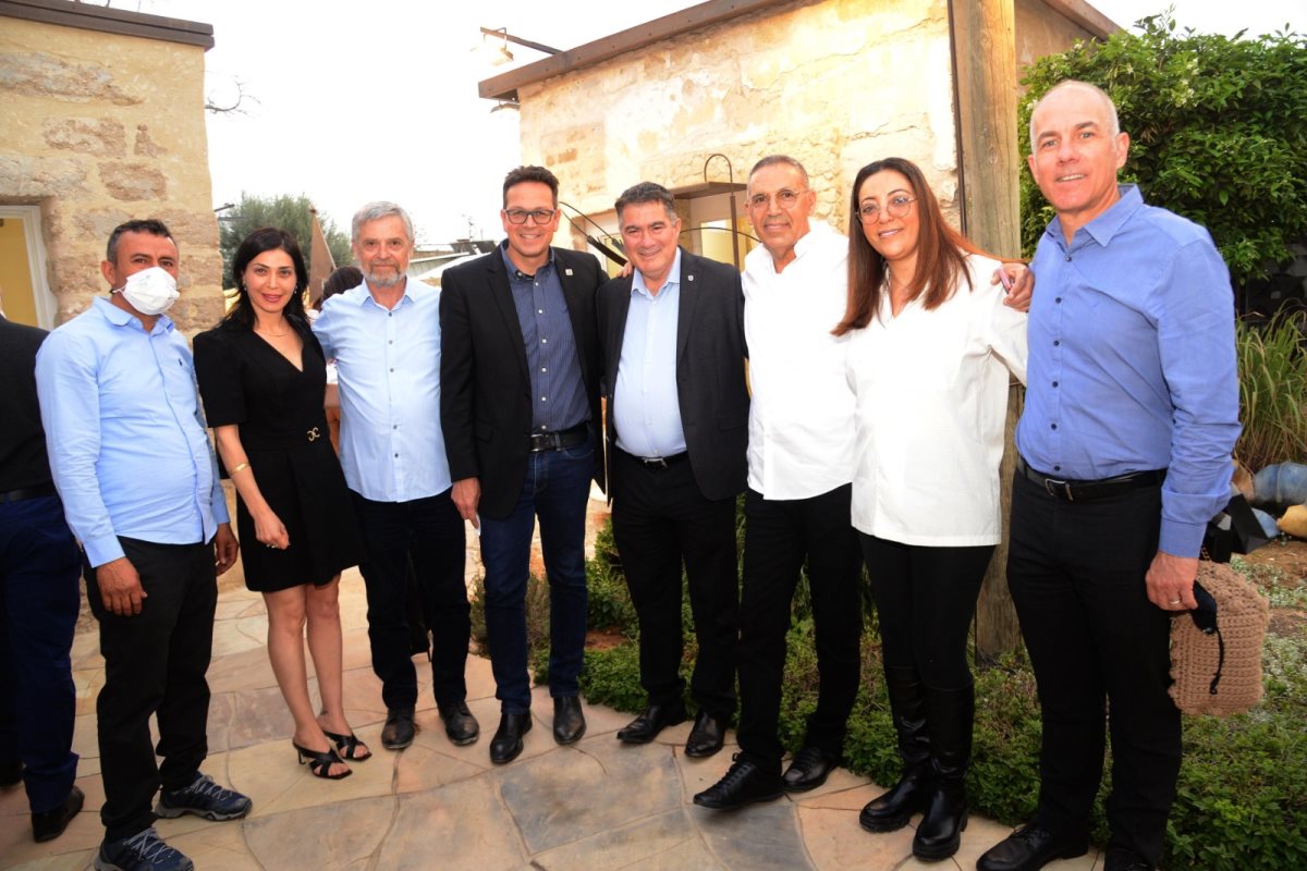 נשיאי ומנהלי התאחדות בוני הארץ יחד עם הנהלת ארגון הקבלנים בנגב וניסן בן חמו. קרדיט דודו גרינשפן