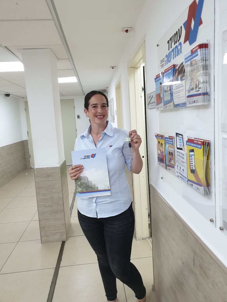 שני מדמון, מנהלת תיקי לקוחות במרכז השירות של עמידר בעיר באר שבע. צילום: עמידר