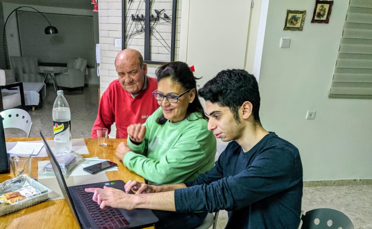 שקד לישע עם משה ויהודית משתתפי התכנית. קרדיט - אלבום פרטי