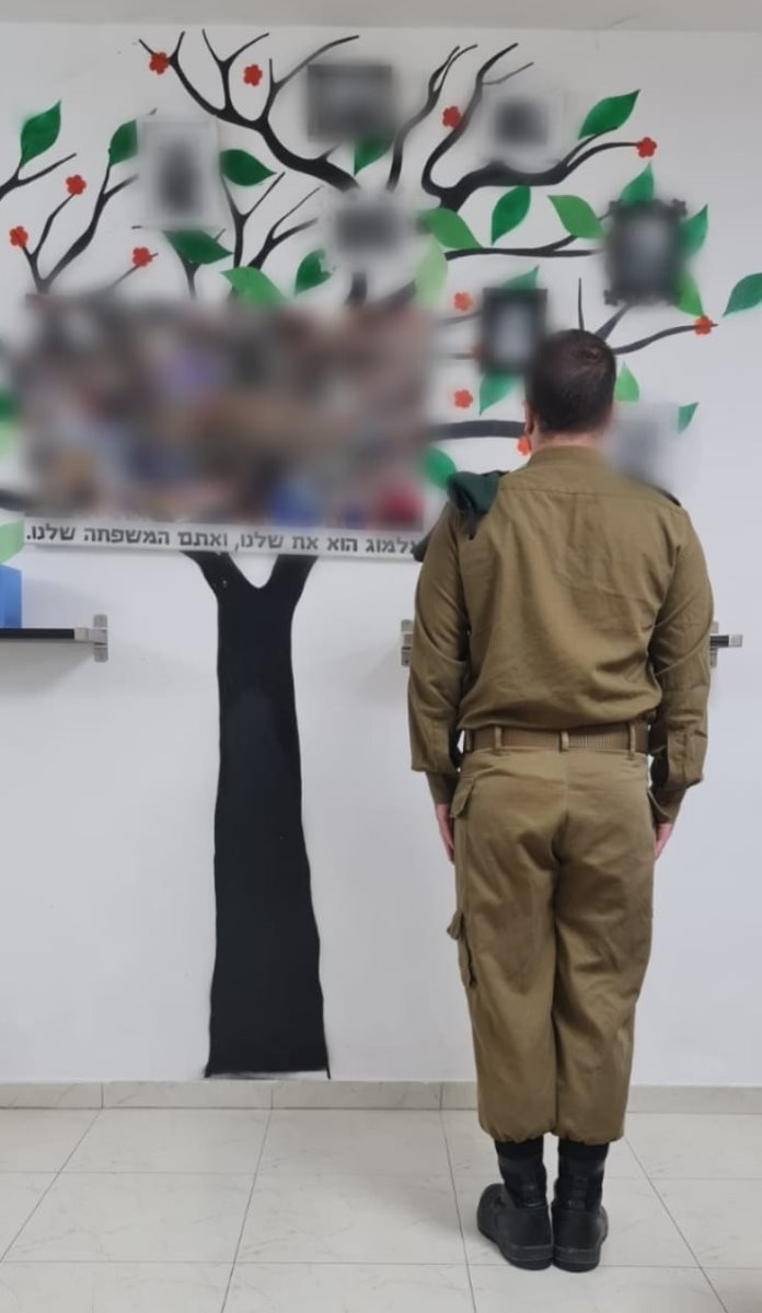 טוראי א' בקיר זיכרון לאחיו. קרדיט דובר צה"ל