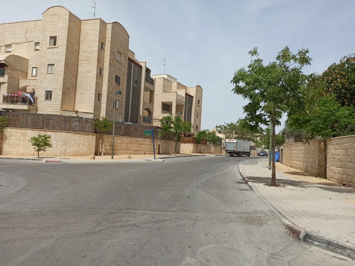 מעברי החצייה מחוקים. צילום: יהלי אוזן