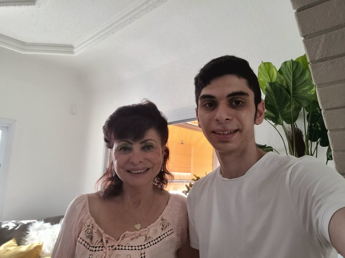 שקד עם סבתא שלו, צילום פרטי