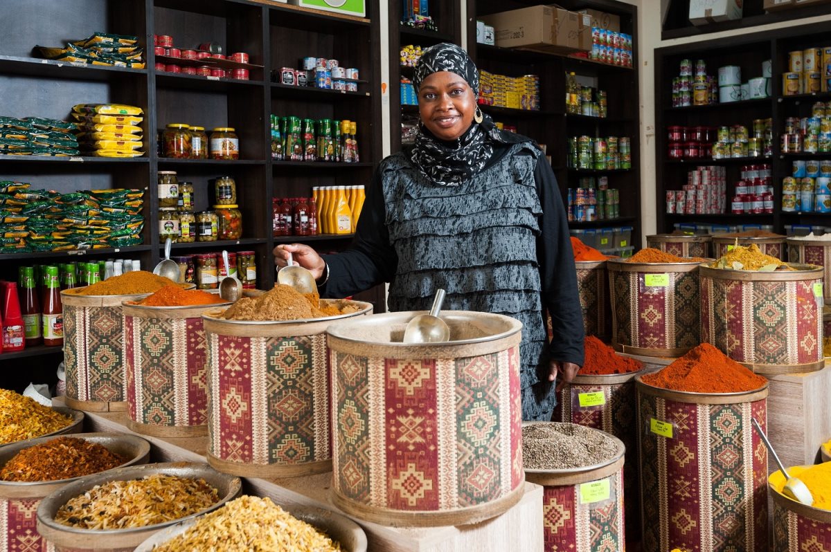 אלהאם אלכמלאת בחנות התבלינים  - צילום רגב כלף