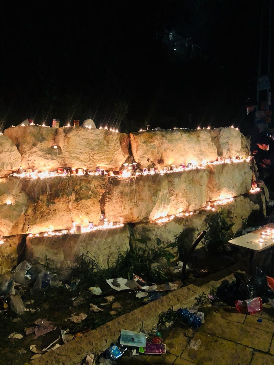 צילום עצמי - נרות זיכרון שהודלקו על ההר