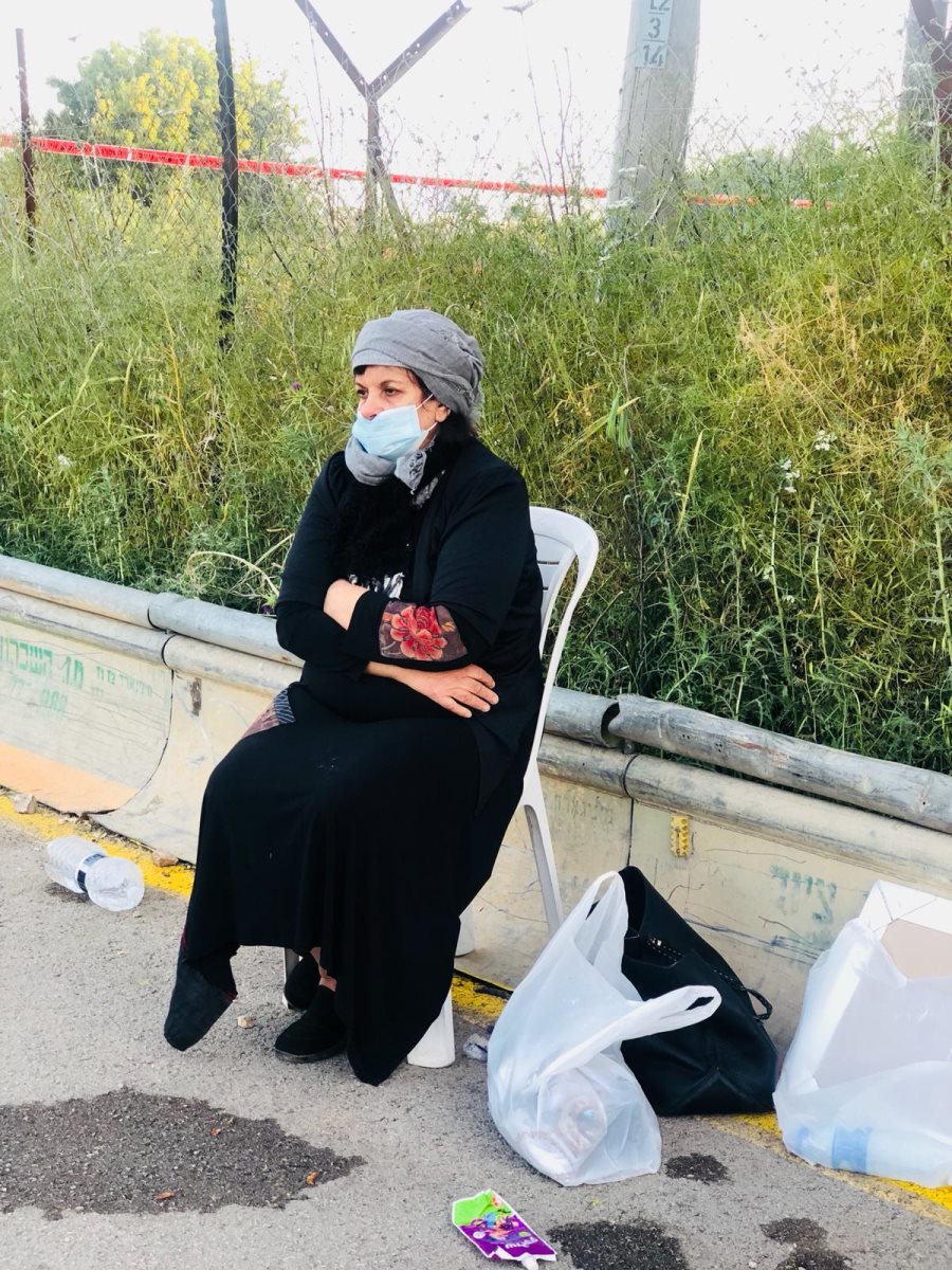 צילום עצמי - אמא נינט מחכה לפינוי