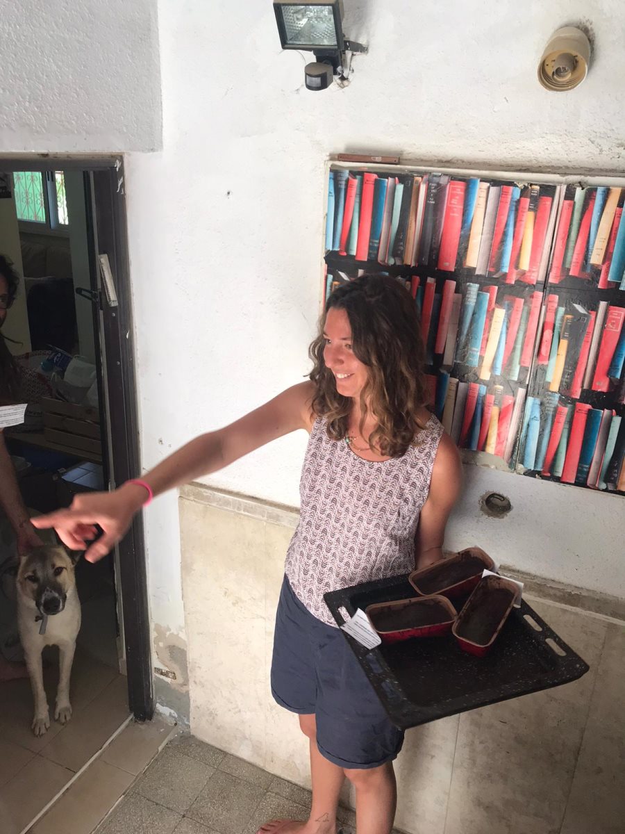 בתמונה: חלוקת העוגות לשכנים, קרדיט: רחלי ברבי