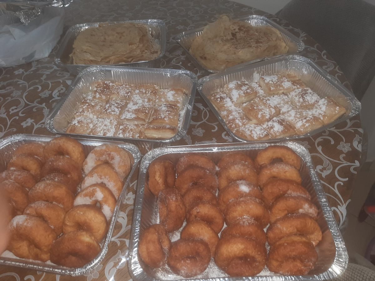 מחלקים אוכל לחיילים, צילום פרטי