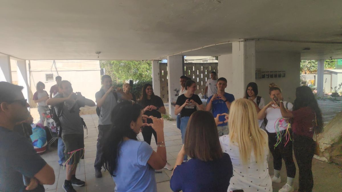 באדיבות עמותת "עושים שכונה", מתנדבים רוקדים יחד עם דיירים