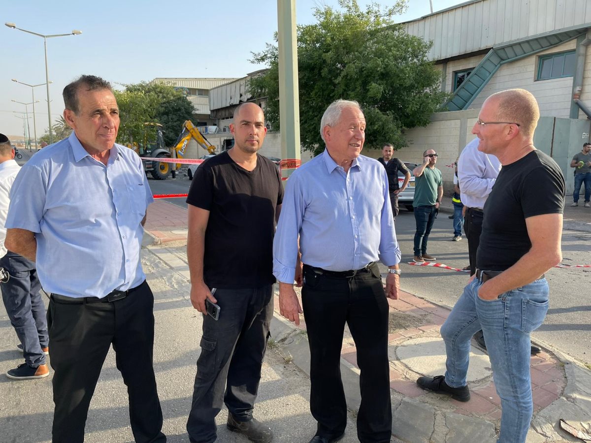 מימין: אמיר הדס, אבי דיכטר, חגי אהרון מנכ״ל המפעל שנפגע ושמעון בוקר סגן ראש העיר - צילום: צבי תקשורת