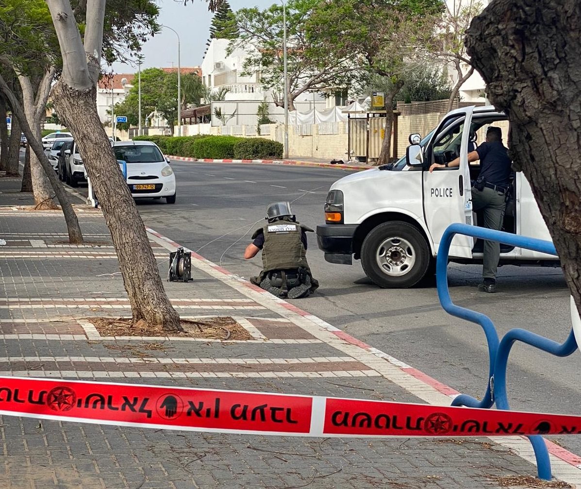 חבלן משטרה מטפל בחפץ החשוד 