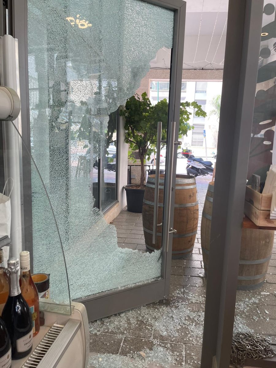 חלונות הפרידה מנופצים לאחר הפריצה