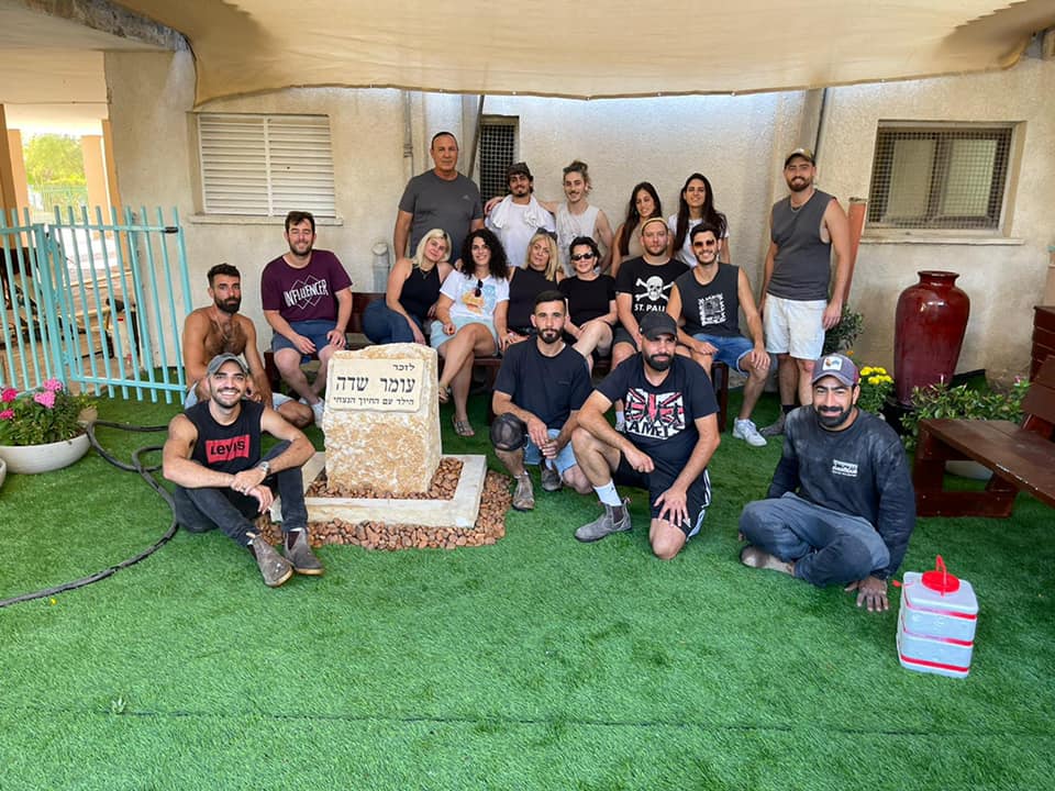 מצבת הזיכרון, וחבריו של עומר. קרדיט - תוכן גולשים (ע'פ סעיף 27א)