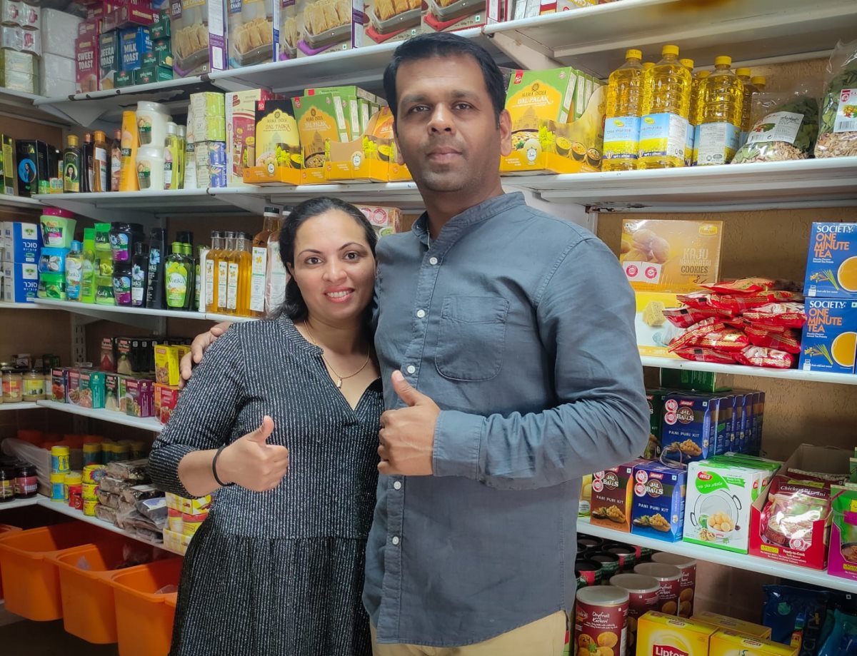 אננד קומאר ואסתר צאנגאוקר - קרדיט אלבום פרטי