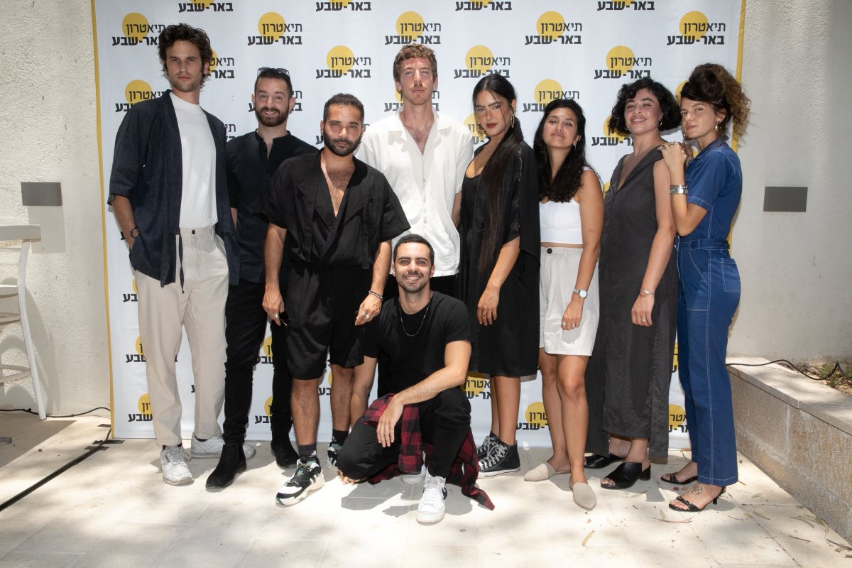 חברי הקבוצה הצעירה של תיאטרון באר שבע ומנהל הקבוצה אריאל וולף. צילום: דיאגו מיטלברג