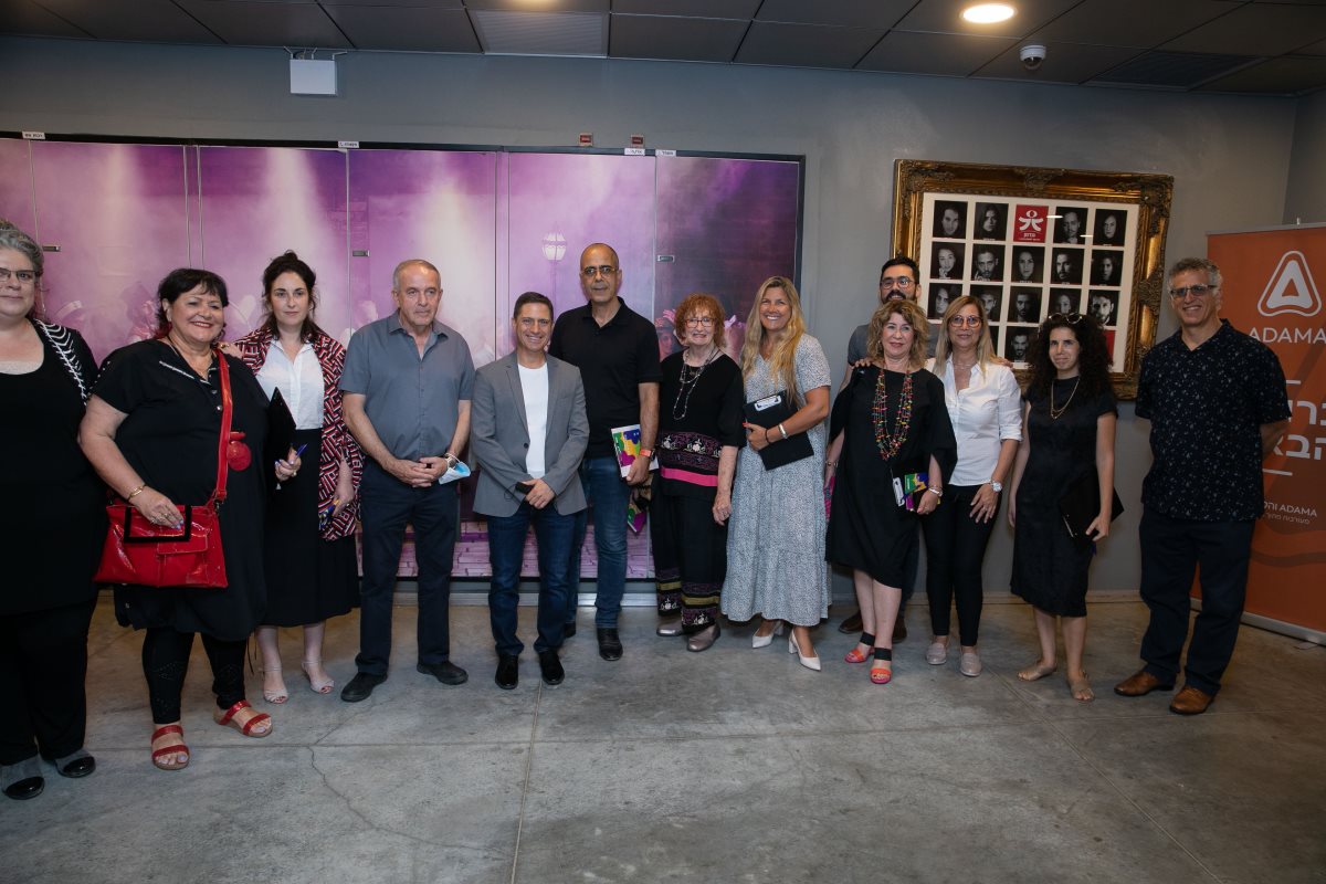 באדיבות צבי תקשורת