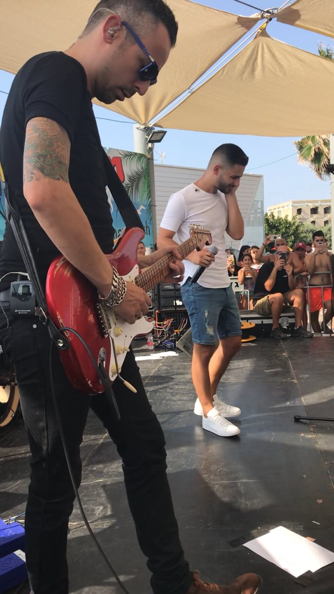 בהופעה עם עדן חסון. צילום: פרטי