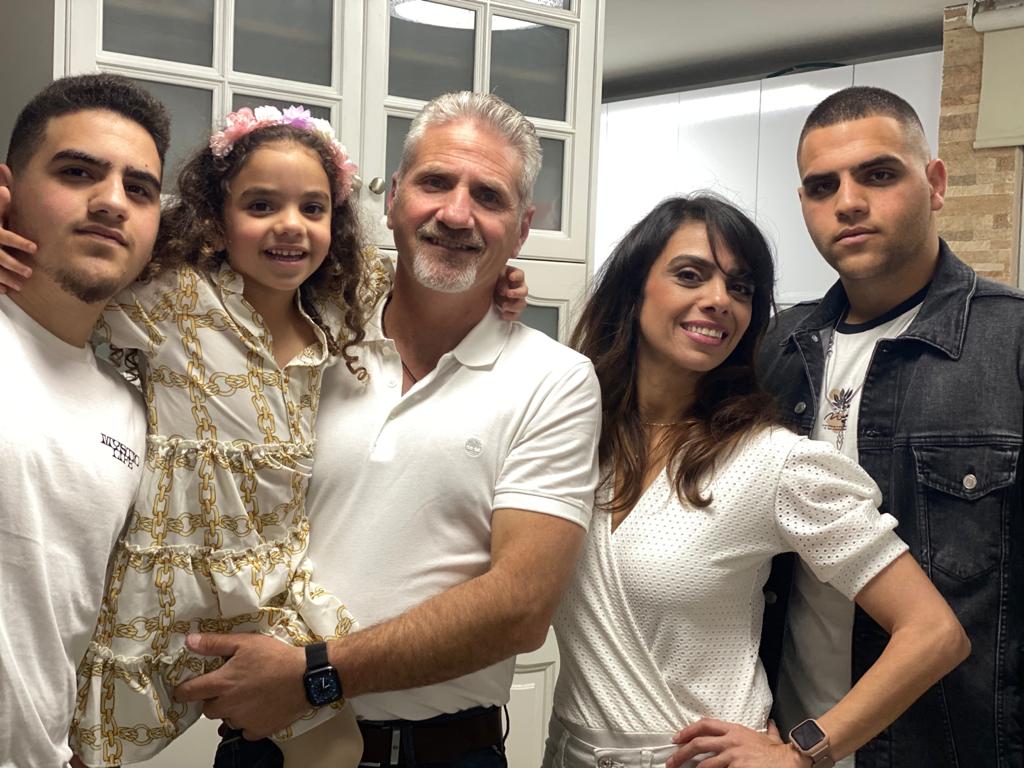 מירב ומשפחתה. קרדיט - צילום פרטי