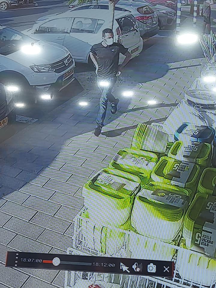 תוכן גולשים 27 א', תיעוד הגנב ממצלמות האבטחה