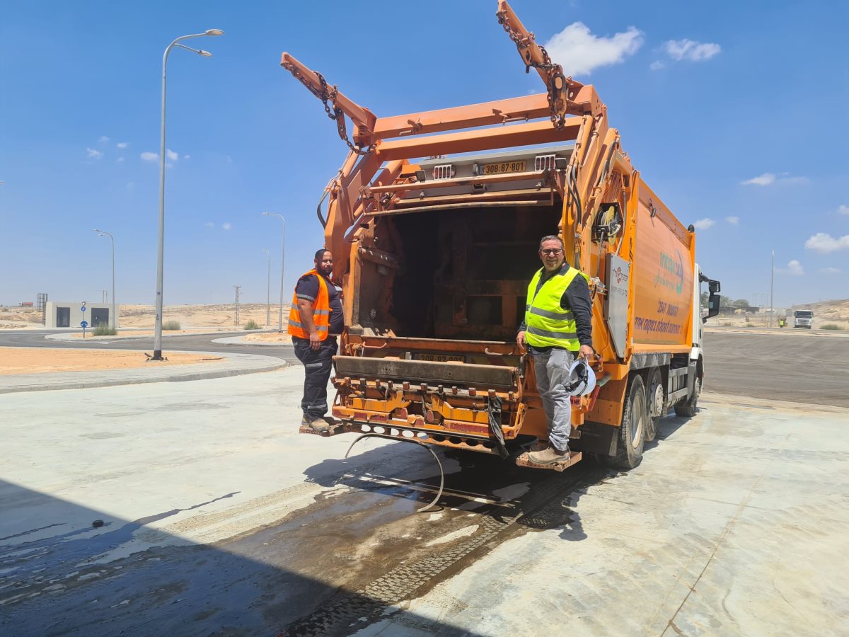ניר בר דוד מנכל דודאים על המשאית הראשונה שנכנסה למפעל - קרדיט יוסי איפרגן
