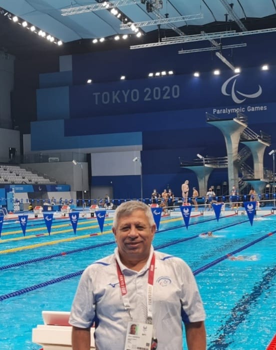 סספורסט על רקע הבריכה הפראלימפית. קרדיט - צילום פרטי
