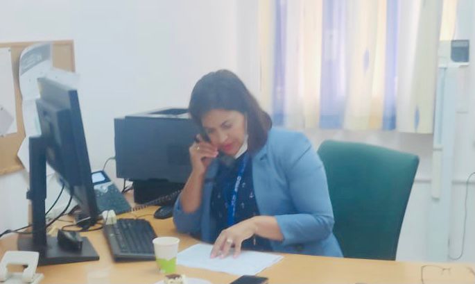 מנהלת מחוז דרום חדווה אמונה עורכת שיחות עם מטופלים במרפאת "כללית" מצדה בבאר שבע. קרדיט - יח"צ כללית