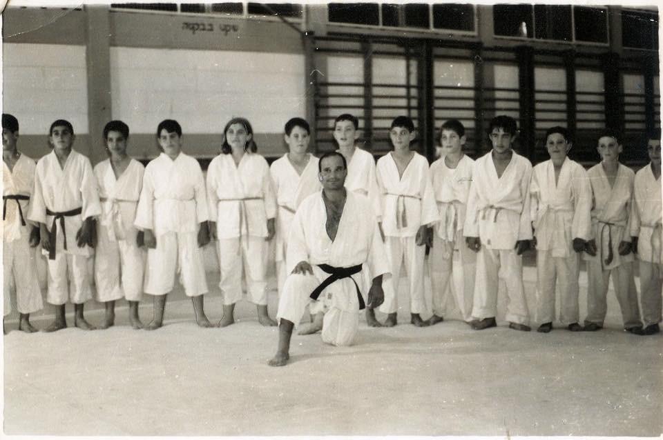 "גיבור תרבות", מוריס סמדג'ה לצד חניכיו. קרדיט - צילום פרטי