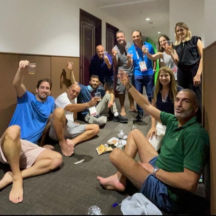 עם הצוות הרחב בטוקיו. קרדיט - קרדיט - תוכן גולשים (ע'פ סעיף 27א)